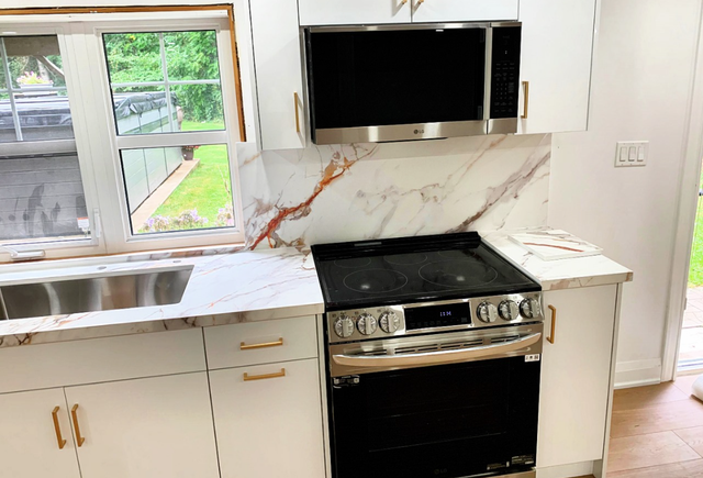 White Quartz Countertop With Big Golden Veins - Photo 3