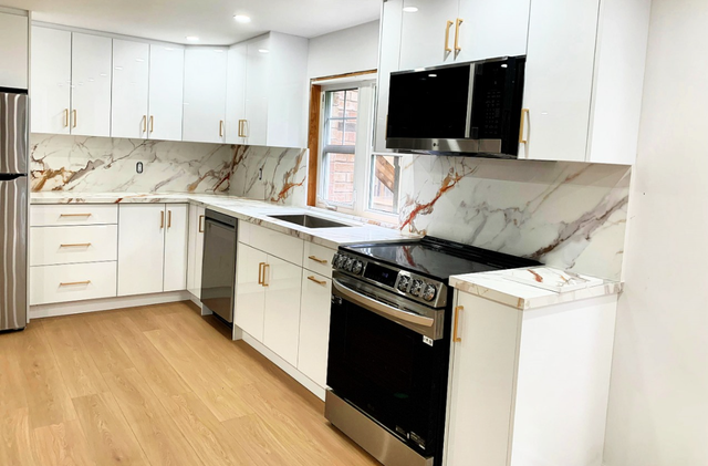 White Quartz Countertop With Big Golden Veins - Photo 4
