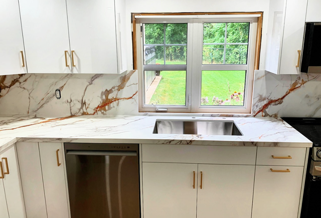 White Quartz Countertop With Big Golden Veins - Photo 5