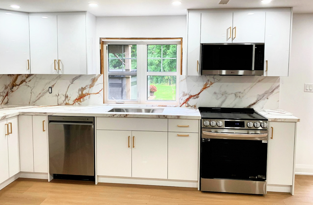 White Quartz Countertop With Big Golden Veins - Photo 6