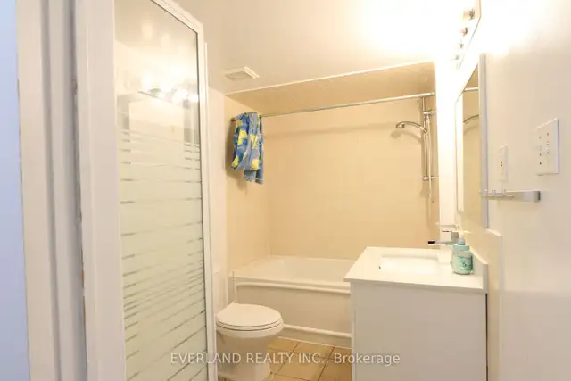 Affordable walkout basement 2Bed 1Den for rent in Richmond Hill - Photo 8