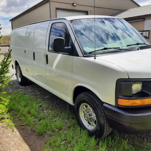 2015 GMC CHEV 2500 long box CARGO VAN EXC COND - Photo 3