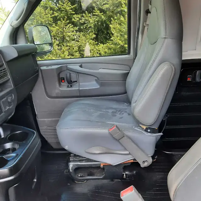 2015 GMC CHEV 2500 long box CARGO VAN EXC COND - Photo 6