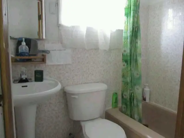 Room for rent near Eglinton West Subway and Yorkdale Mall - Photo 3