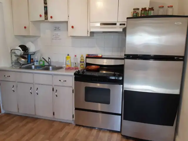 Room for rent near Eglinton West Subway and Yorkdale Mall - Photo 4