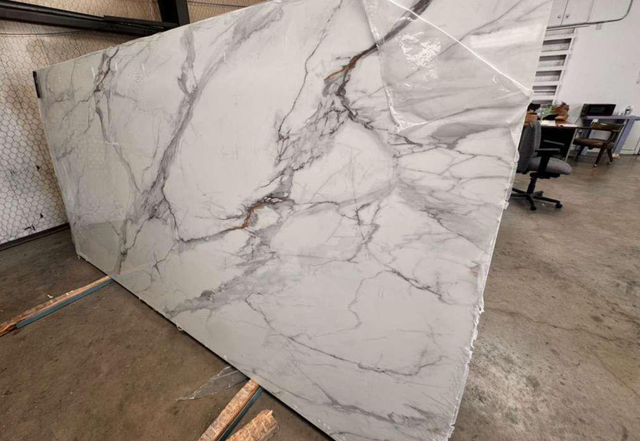 White Polished Quartz Countertop With Black & Goldish Veins