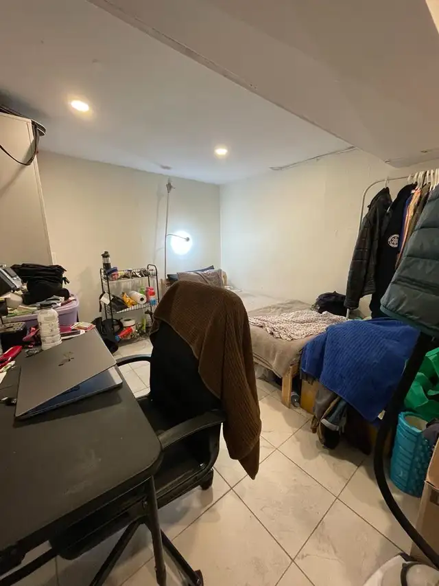 Basement room for rent Downtown! 5 mins from TTC, groceries,UofT - Photo 2