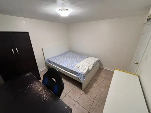 Furnished student basement room for rent in Kensington Market! - Photo 2