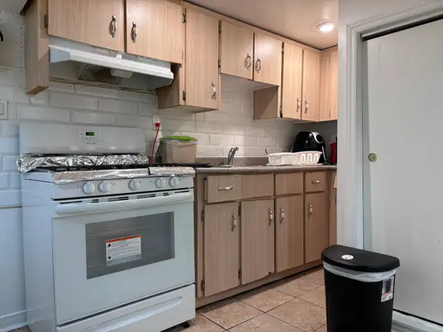 Furnished student basement room for rent in Kensington Market! - Photo 5