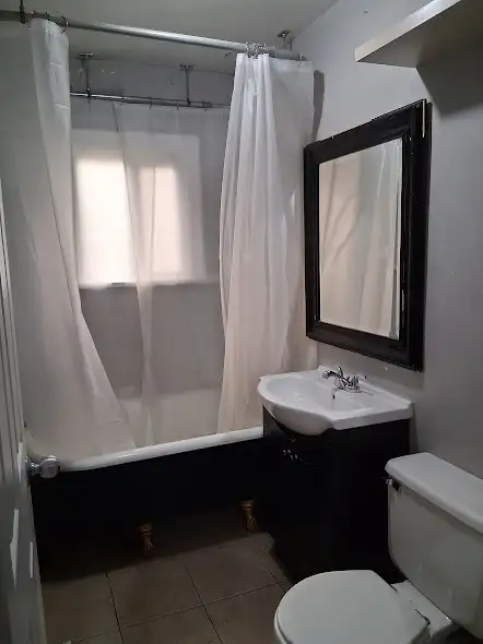 (Downtown)  Private ROOM, Furnished, on a Spacious2-bdrms,Quiet! - Photo 4