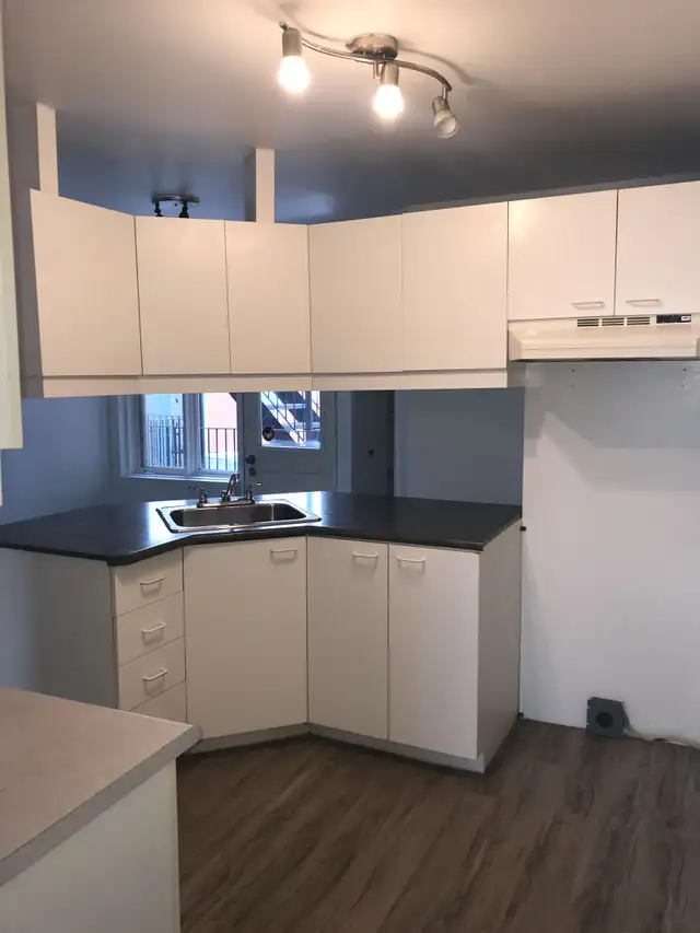 Superbe grand 4 1/2, 3e étage St-Sauveur Juillet - Photo 4