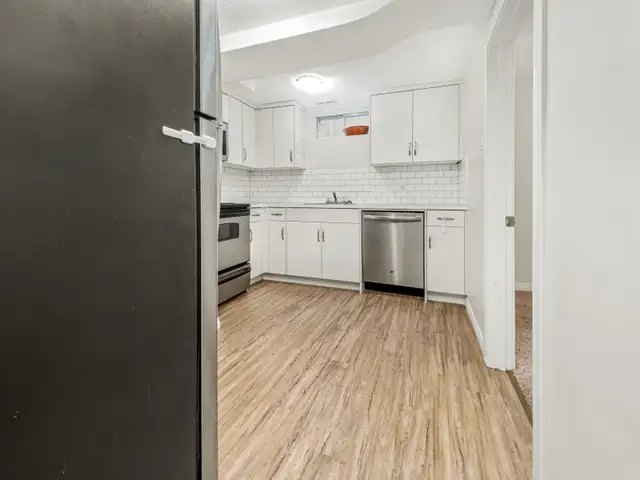 Large 2 Bed   Den, 1 Bath Legal Basement Suite - Pet Friendly! - Photo 2