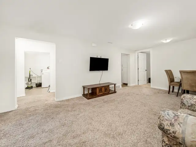 Large 2 Bed   Den, 1 Bath Legal Basement Suite - Pet Friendly! - Photo 4