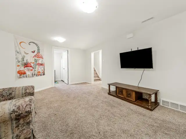 Large 2 Bed   Den, 1 Bath Legal Basement Suite - Pet Friendly! - Photo 5
