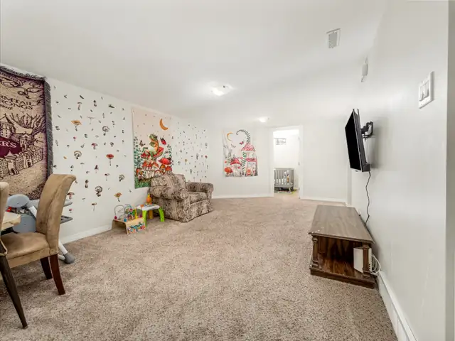 Large 2 Bed   Den, 1 Bath Legal Basement Suite - Pet Friendly! - Photo 6