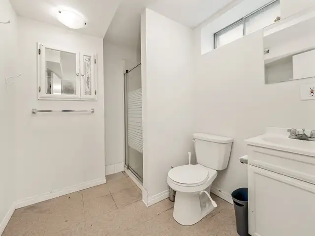 Large 2 Bed   Den, 1 Bath Legal Basement Suite - Pet Friendly! - Photo 7