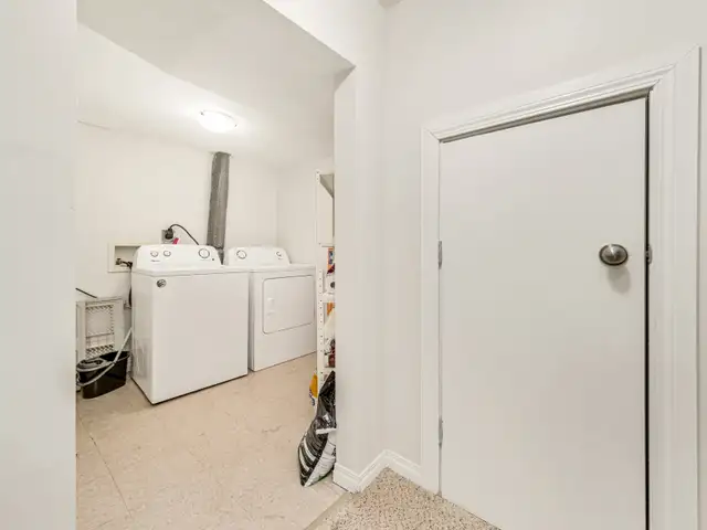 Large 2 Bed   Den, 1 Bath Legal Basement Suite - Pet Friendly! - Photo 8