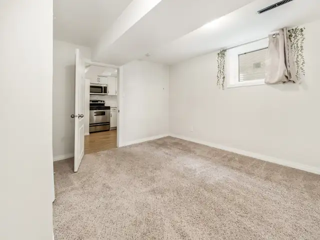 Large 2 Bed   Den, 1 Bath Legal Basement Suite - Pet Friendly! - Photo 9