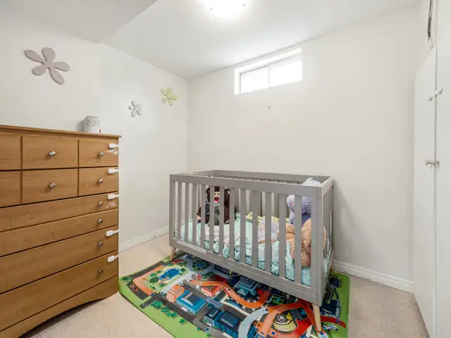 Large 2 Bed   Den, 1 Bath Legal Basement Suite - Pet Friendly! - Photo 11