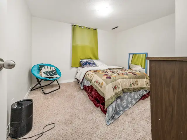 Large 2 Bed   Den, 1 Bath Legal Basement Suite - Pet Friendly! - Photo 12