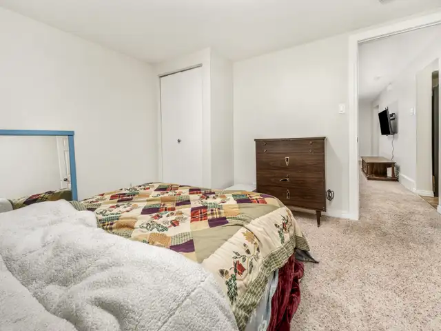 Large 2 Bed   Den, 1 Bath Legal Basement Suite - Pet Friendly! - Photo 13