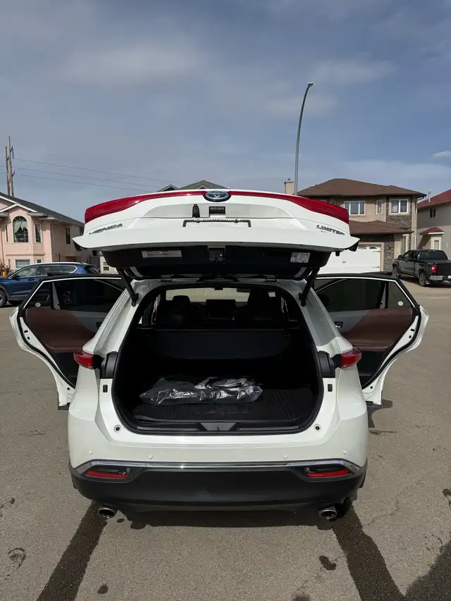 $41,500 – 2022 Toyota Venza Limited Hybrid AWD | Fully Loaded | - Photo 3