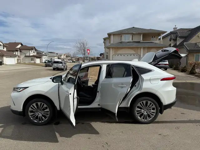 $41,500 – 2022 Toyota Venza Limited Hybrid AWD | Fully Loaded | - Photo 4