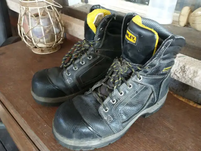 WORK SAFETY BOOTS, STEEL TOE. SIZE 9