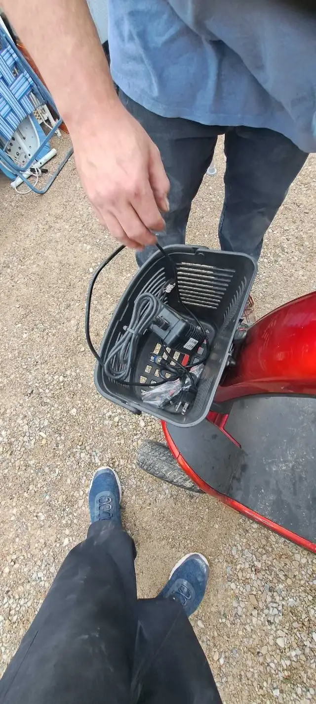 Riding scooter - Photo 3