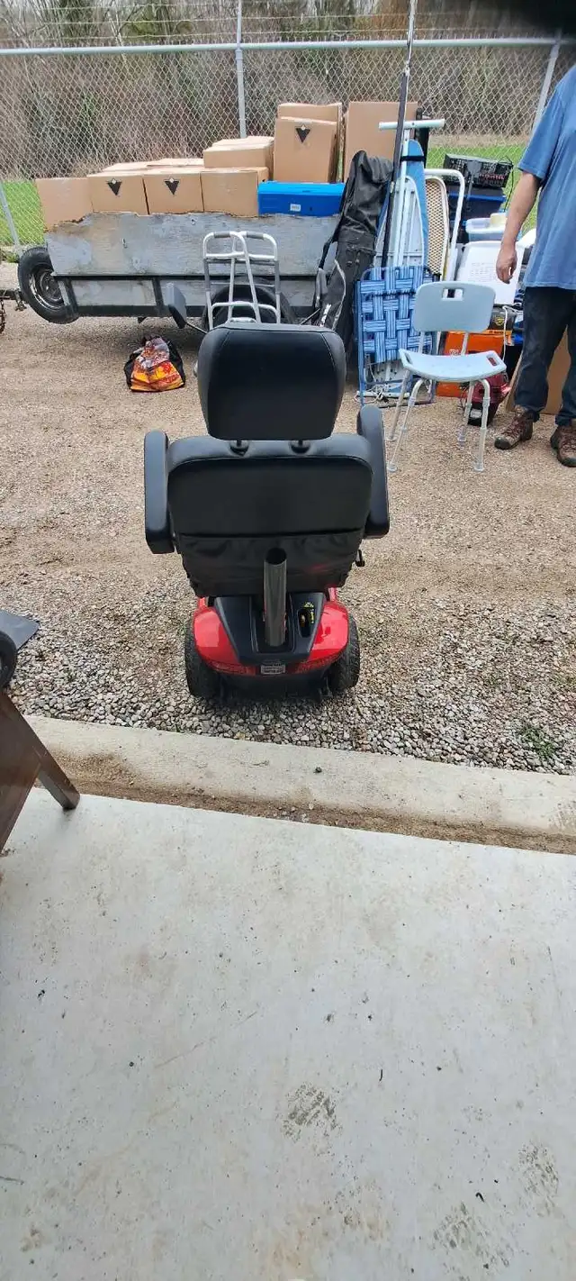 Riding scooter - Photo 4