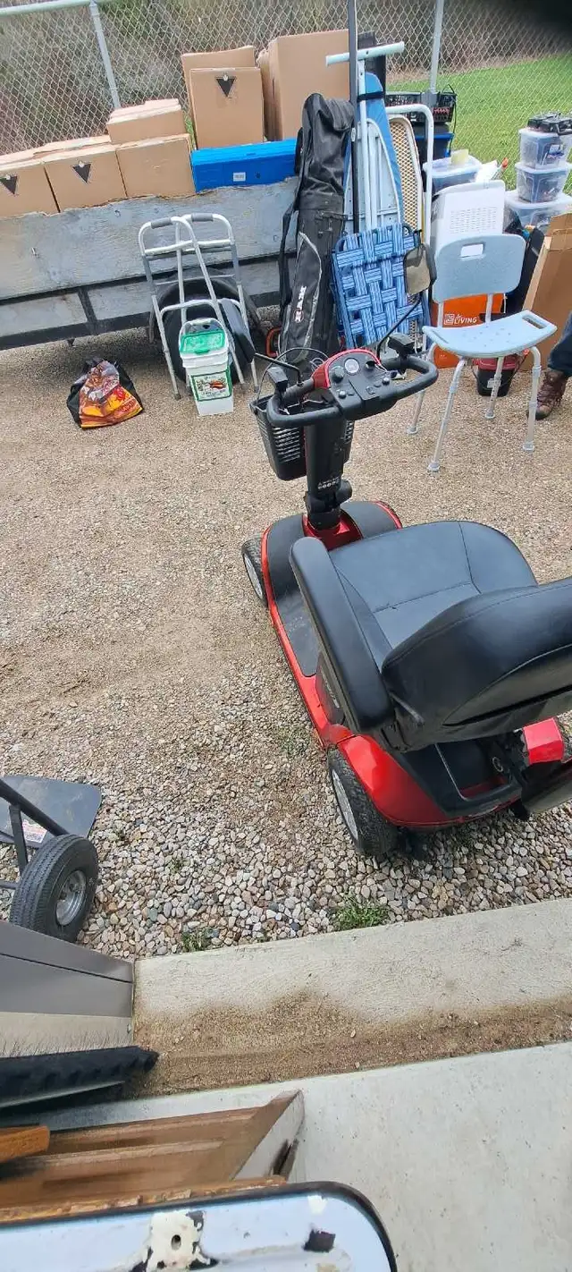 Riding scooter - Photo 5
