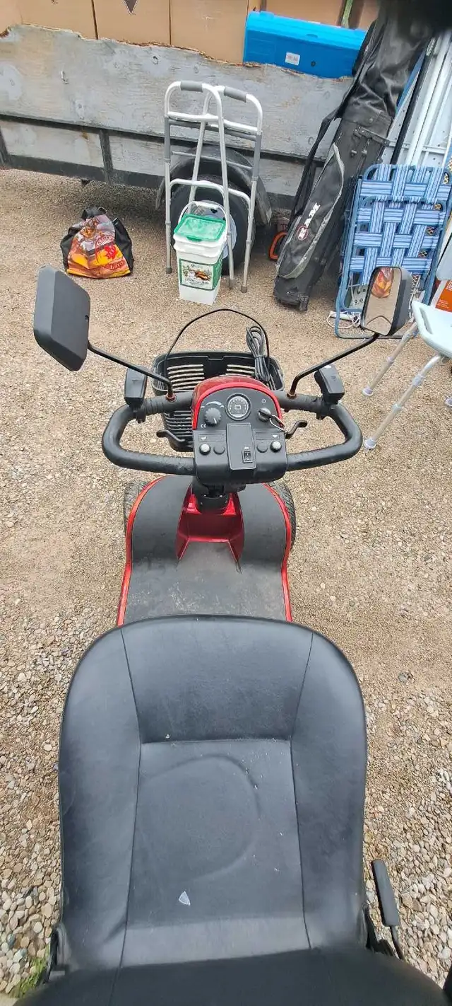 Riding scooter - Photo 6