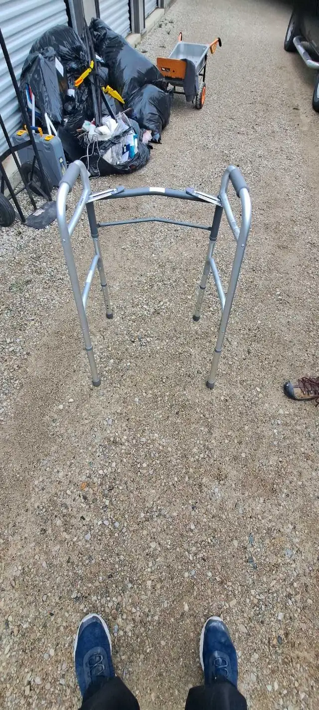 med walkers - Photo 10