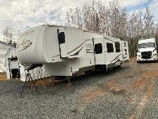 2008 Sandpipier fifth wheel camper (Bunk room)