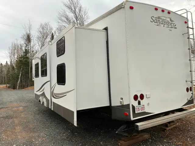 2008 Sandpipier fifth wheel camper (Bunk room) - Photo 2
