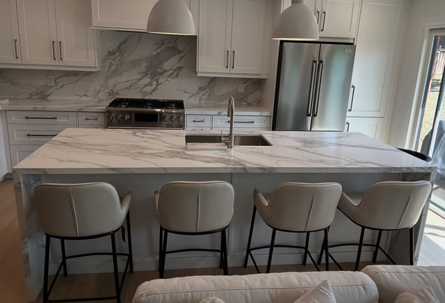 White Quartz Countertop With Long Veins - Photo 2