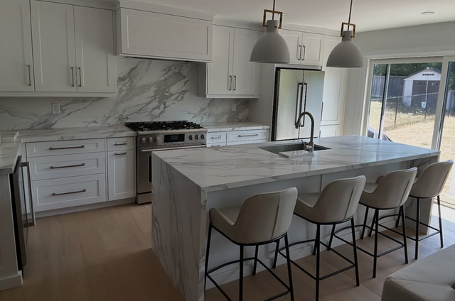 White Quartz Countertop With Long Veins - Photo 3