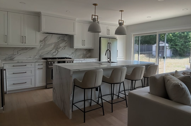 White Quartz Countertop With Long Veins - Photo 4