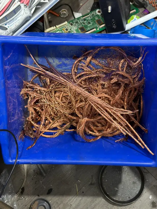 Old tools, scrap metal, and ant trapsother recyclable appliance - Photo 4