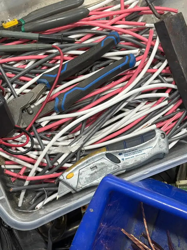 Old tools, scrap metal, and ant trapsother recyclable appliance - Photo 5