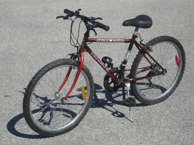 MID SIZE 24' TRIUMPH RAVINE 15 SPEED TRAIL/MOUNTAIN BIKE! - Photo 2