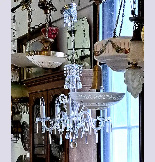 ANTIQUE VINTAGE CRYSTAL CHANDELIER