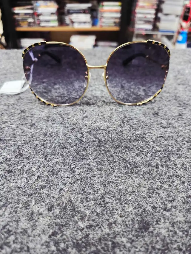 Lunettes de soleil Gucci neuve