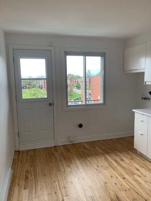 Grand 4 1/2 à louer Métro Langelier 2ième étage - Photo 2