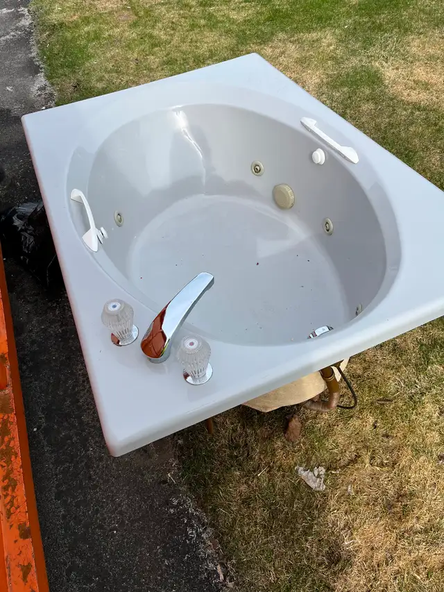 Jacuzzi  tub - Photo 3