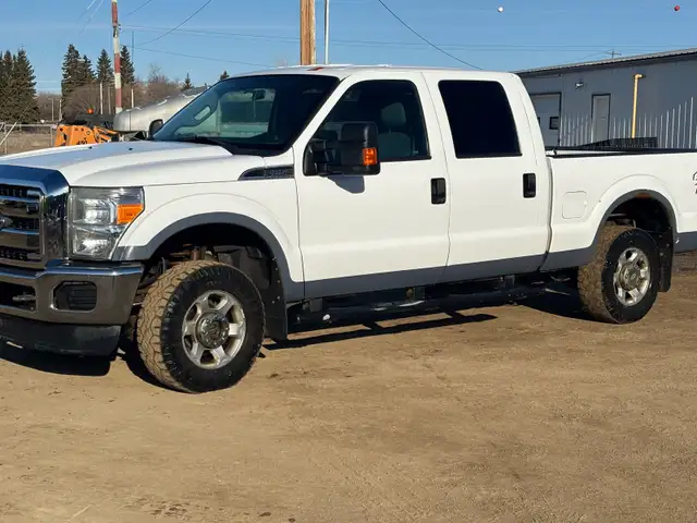 2013 Ford 250 XLT super crew cab 4x4 - Photo 3