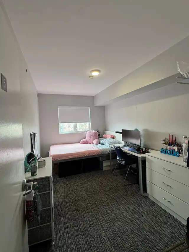 7-min to Ontario Tech | Furnished Room | Female | May–Aug - Photo 2
