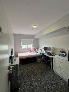 7-min to Ontario Tech | Furnished Room | Female | May–Aug - Photo 2
