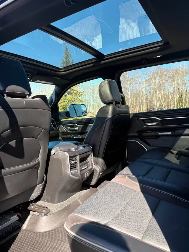 Ram 1500 Laramie Sport Crew Cab 4X4 - Photo 7