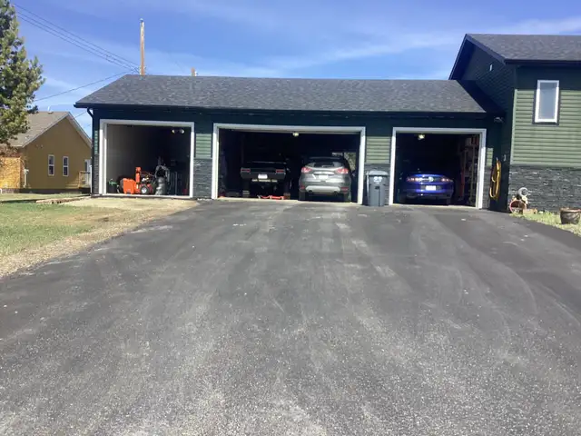 BEAUTIFUL HOME WITH QUAD GARAGE - Photo 3